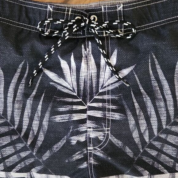 Sonoma Goods for Life, men's XXL gray and black lined swim trunks - Picture 2 of 9